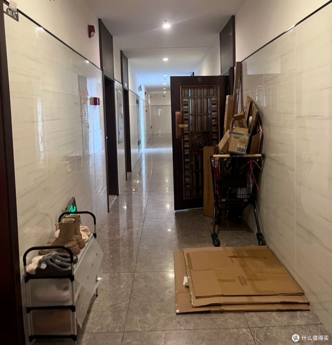 奇葩邻居占用过道做鞋柜,看看网友的这一波操作,干得漂亮!