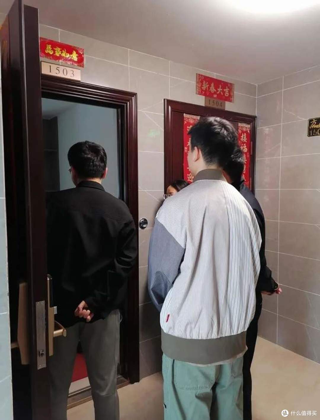奇葩邻居占用过道做鞋柜,看看网友的这一波操作,干得漂亮!