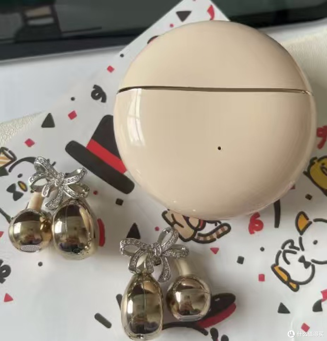 小巧耳夹耳机,佩戴舒适音质佳