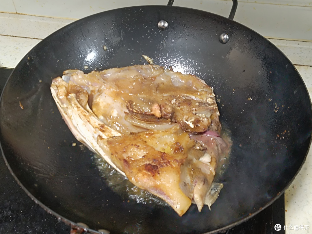 为了40cm的超级鱼头,找到大铁锅,加把火锅面一炖,香到邻居敲门