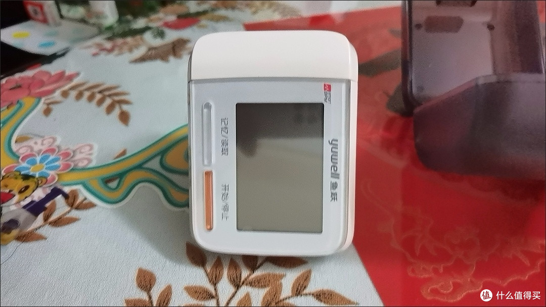 鱼跃8900AR腕式血压计：守护家人健康的便携血压监测神器