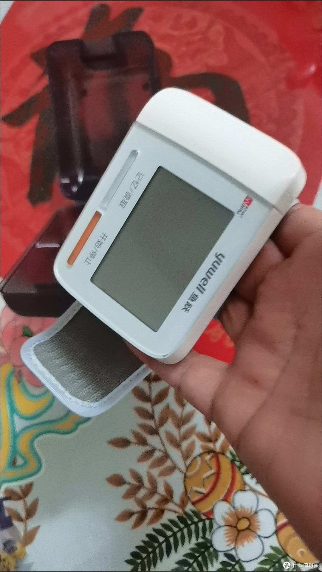 鱼跃8900AR腕式血压计：守护家人健康的便携血压监测神器