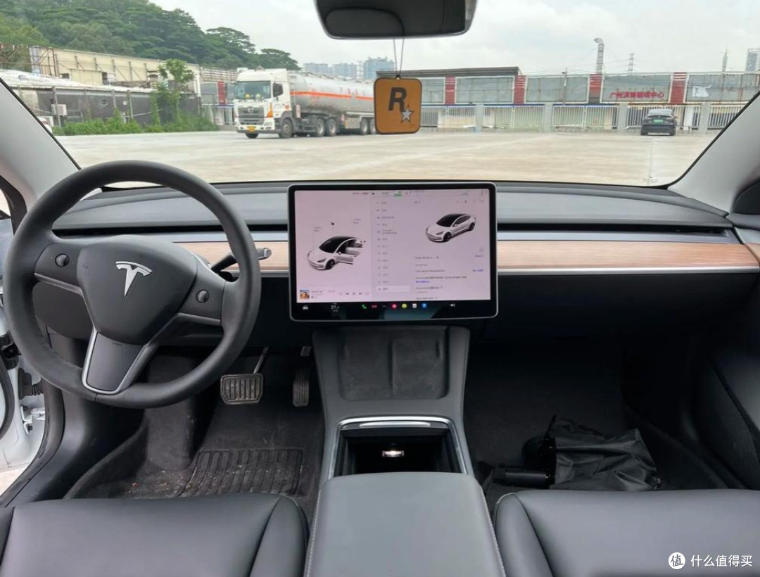 Model 3入门版:极简主义的移动载体