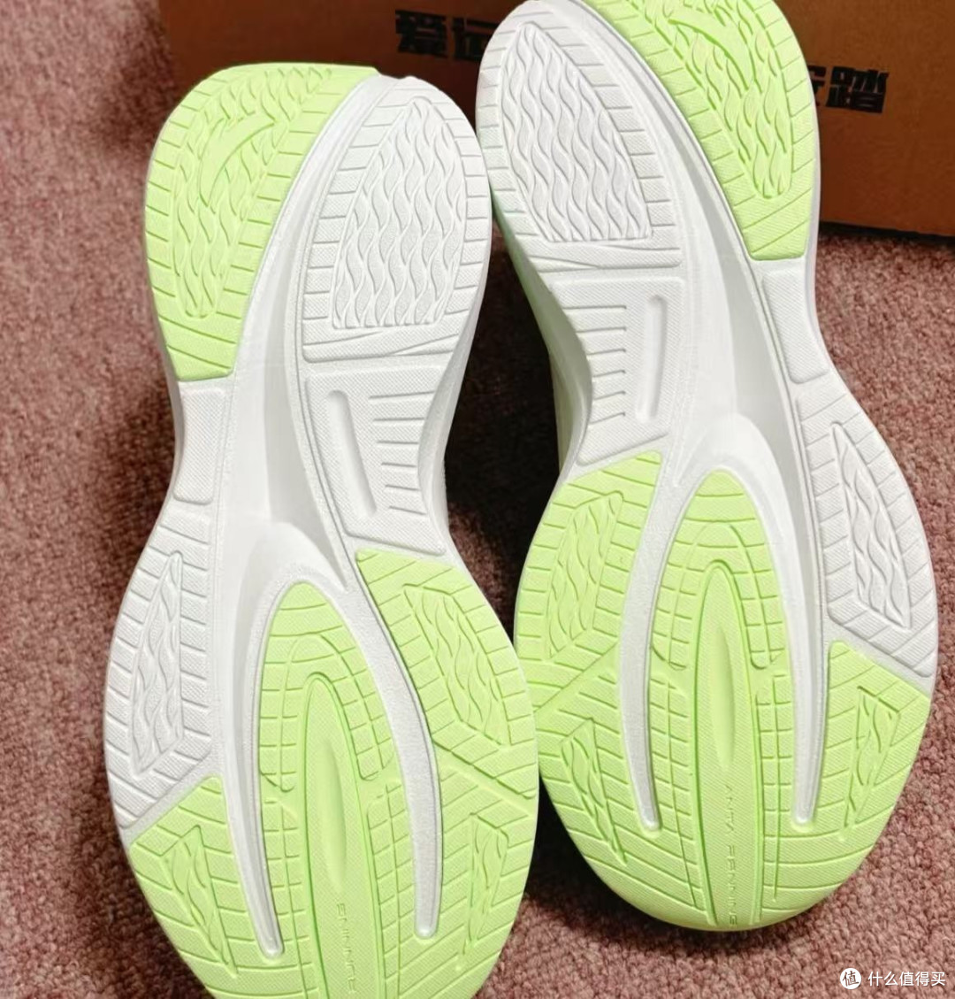 简约设计与舒适脚感鞋子