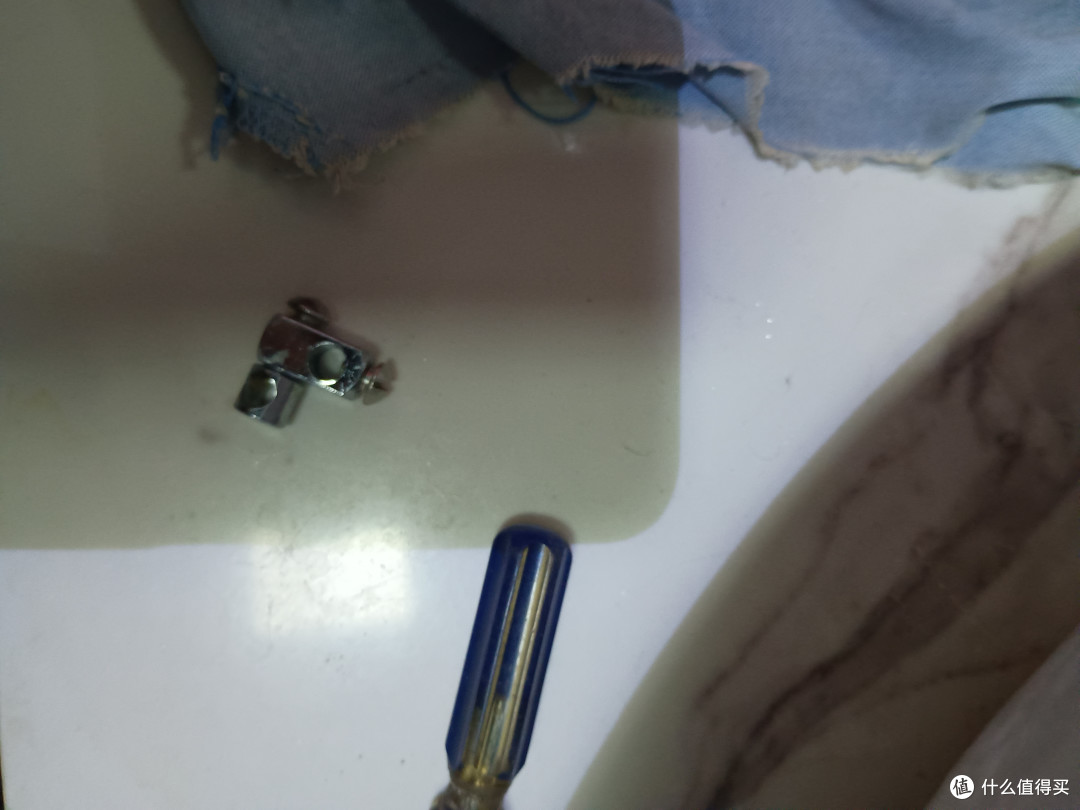 取下连接下水和提手两根铁丝上的这个螺丝组合