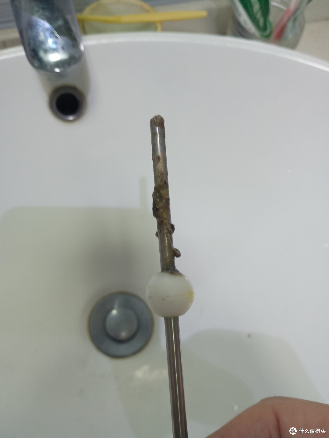 就可以把控制下水的那根横杆抽出来了，真脏，不过脏的还在后面