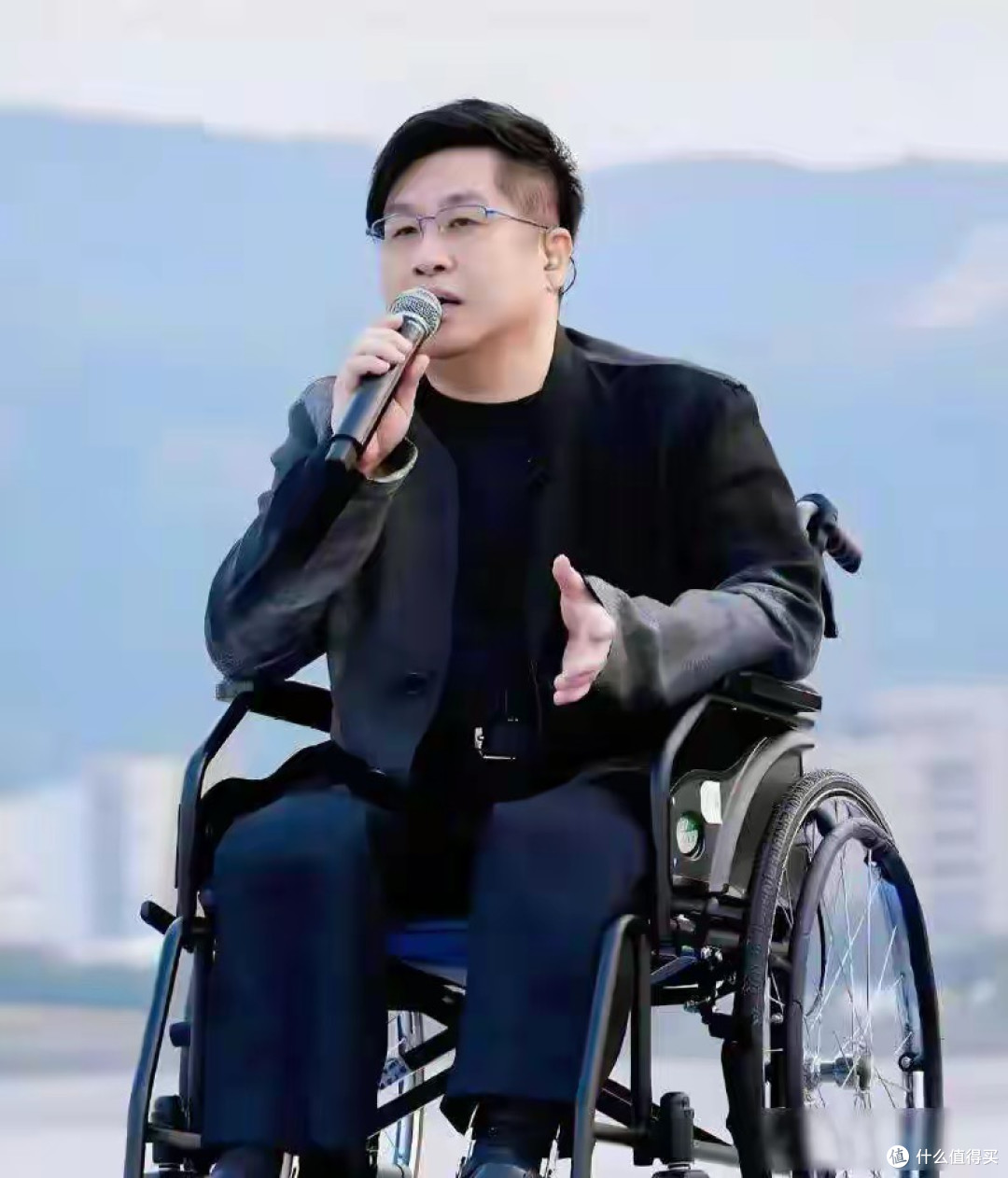 官媒锐评郑智化机场连滚带爬风波，言口辞犀利没有维护！