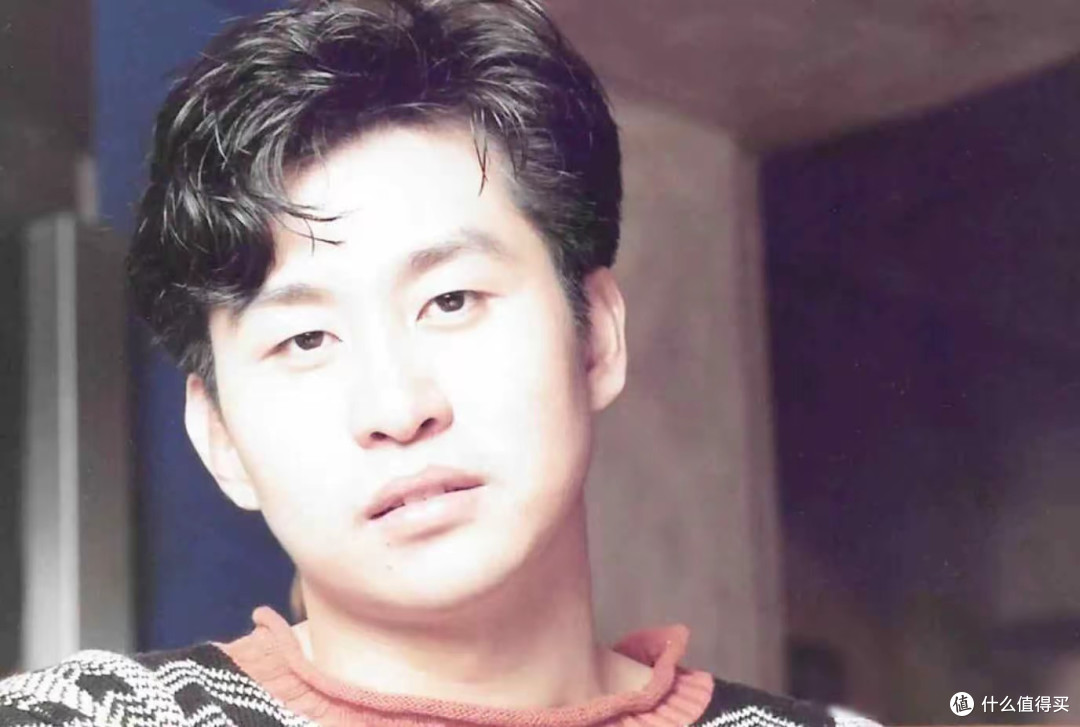 官媒锐评郑智化机场连滚带爬风波，言口辞犀利没有维护！