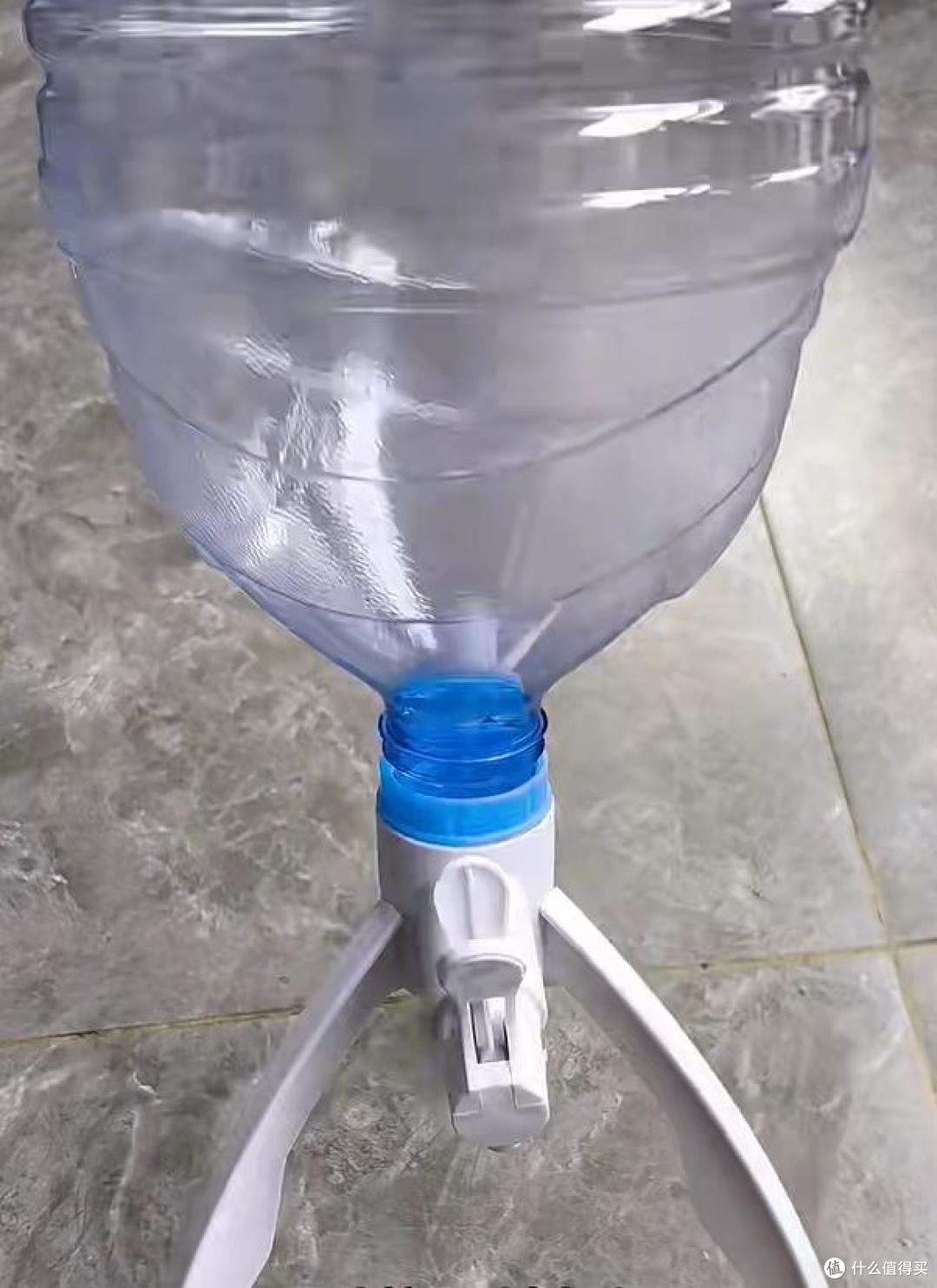 河南一小伙,因“自制生态鱼缸”火了,一键换水排污,太快乐了