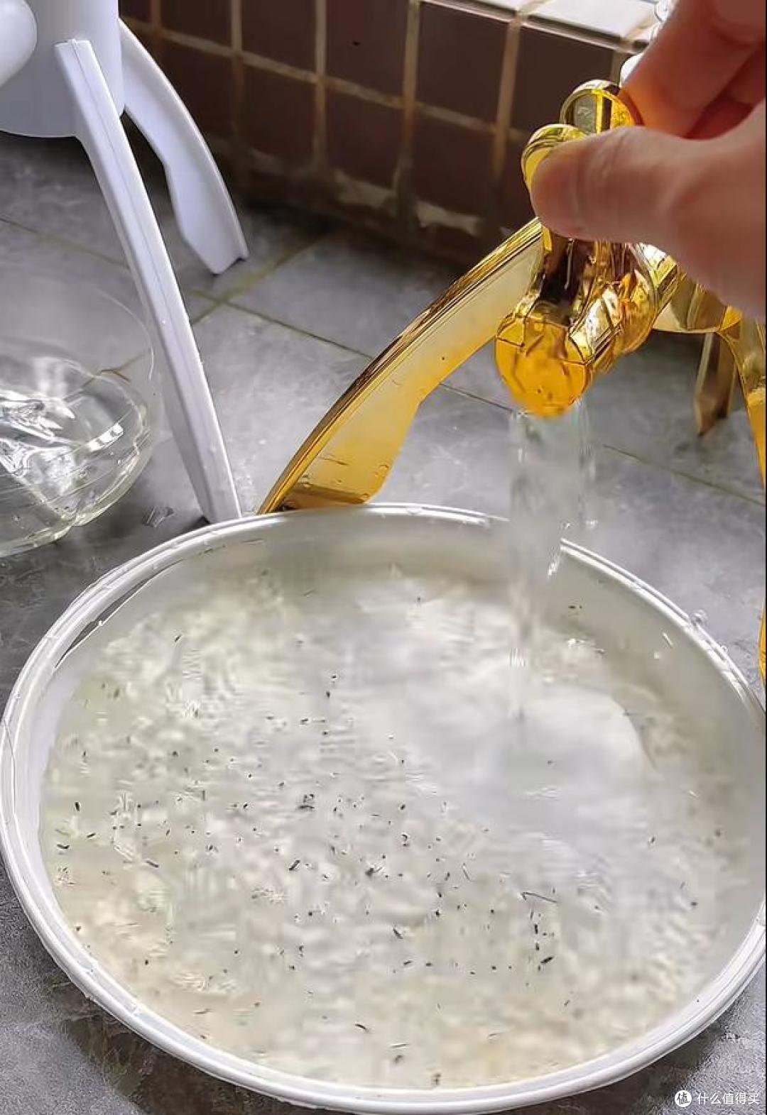 河南一小伙,因“自制生态鱼缸”火了,一键换水排污,太快乐了