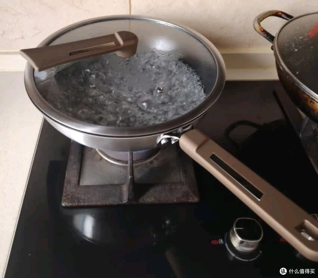 美的钛无涂层炒锅:健康与性能兼备