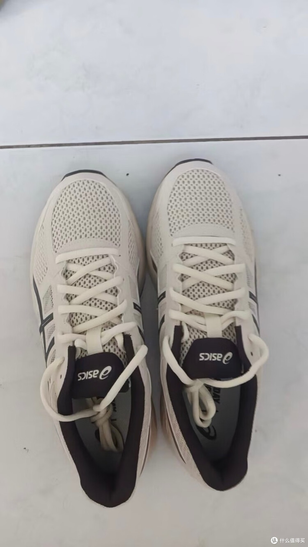 ASICS复古跑鞋:缓震与百搭兼备