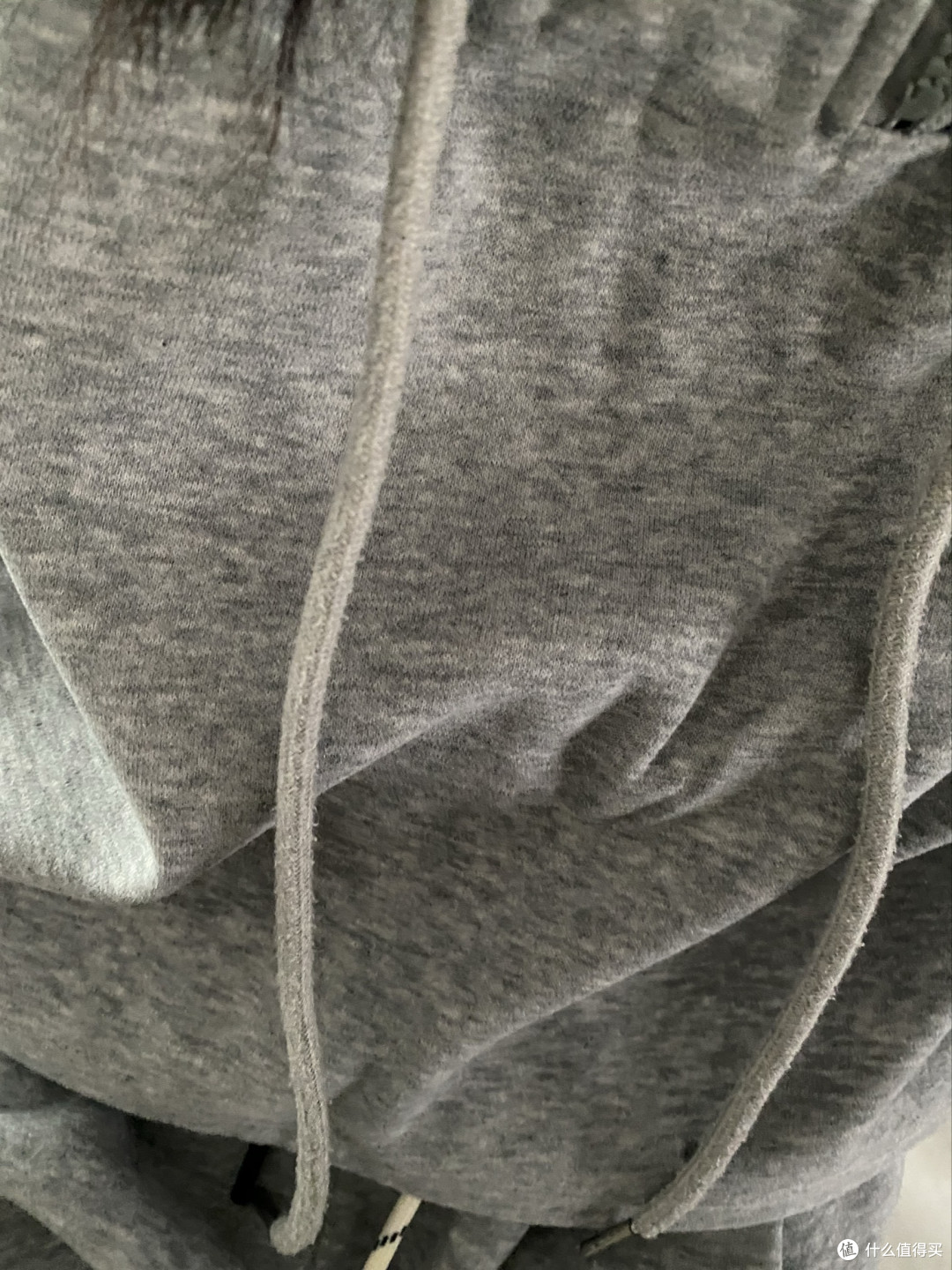 双十一理性购物:简约黑色卫衣体验