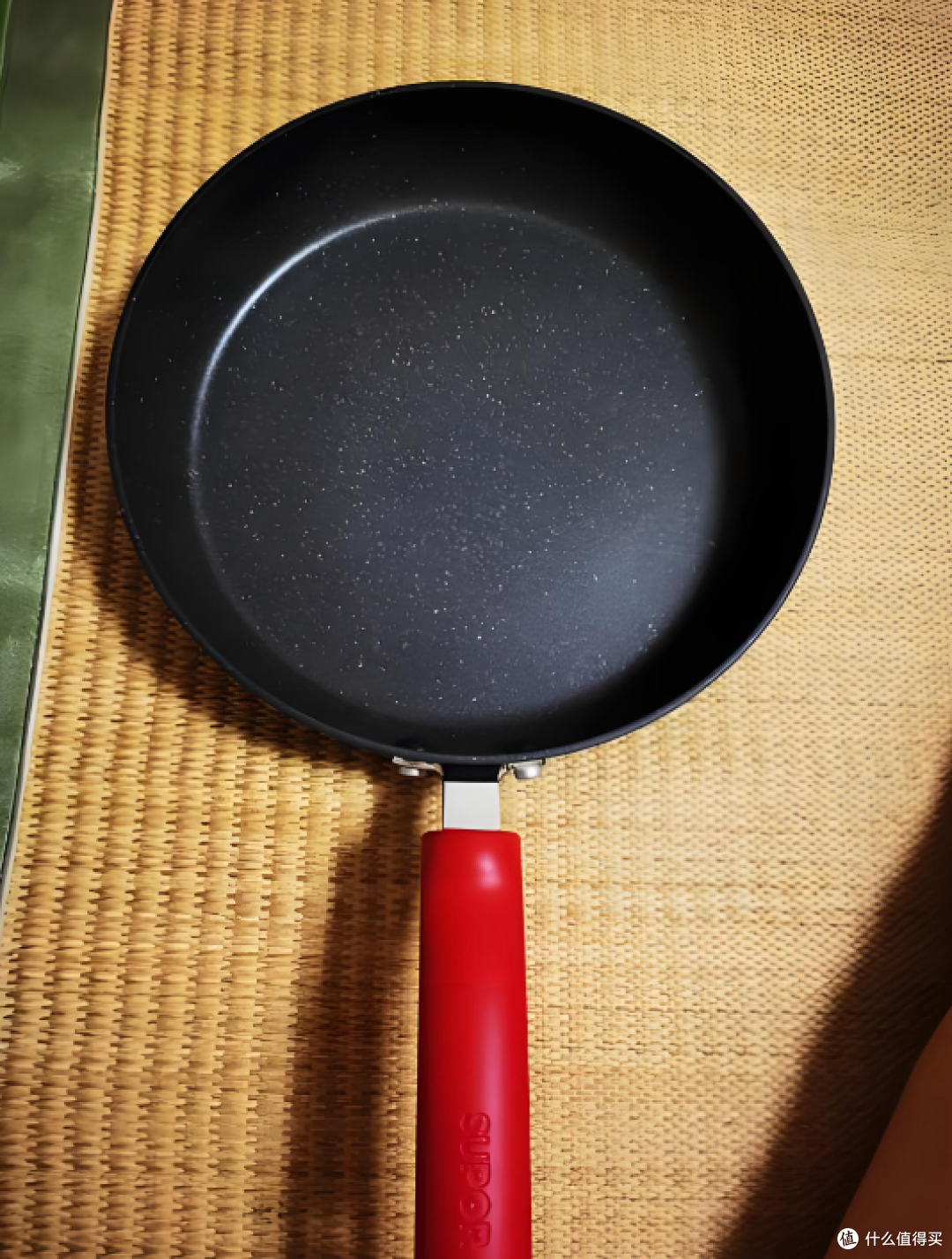 百元内挑煎锅真能避开 “粘锅毁菜” 的坑!煎蛋滑溜溜!