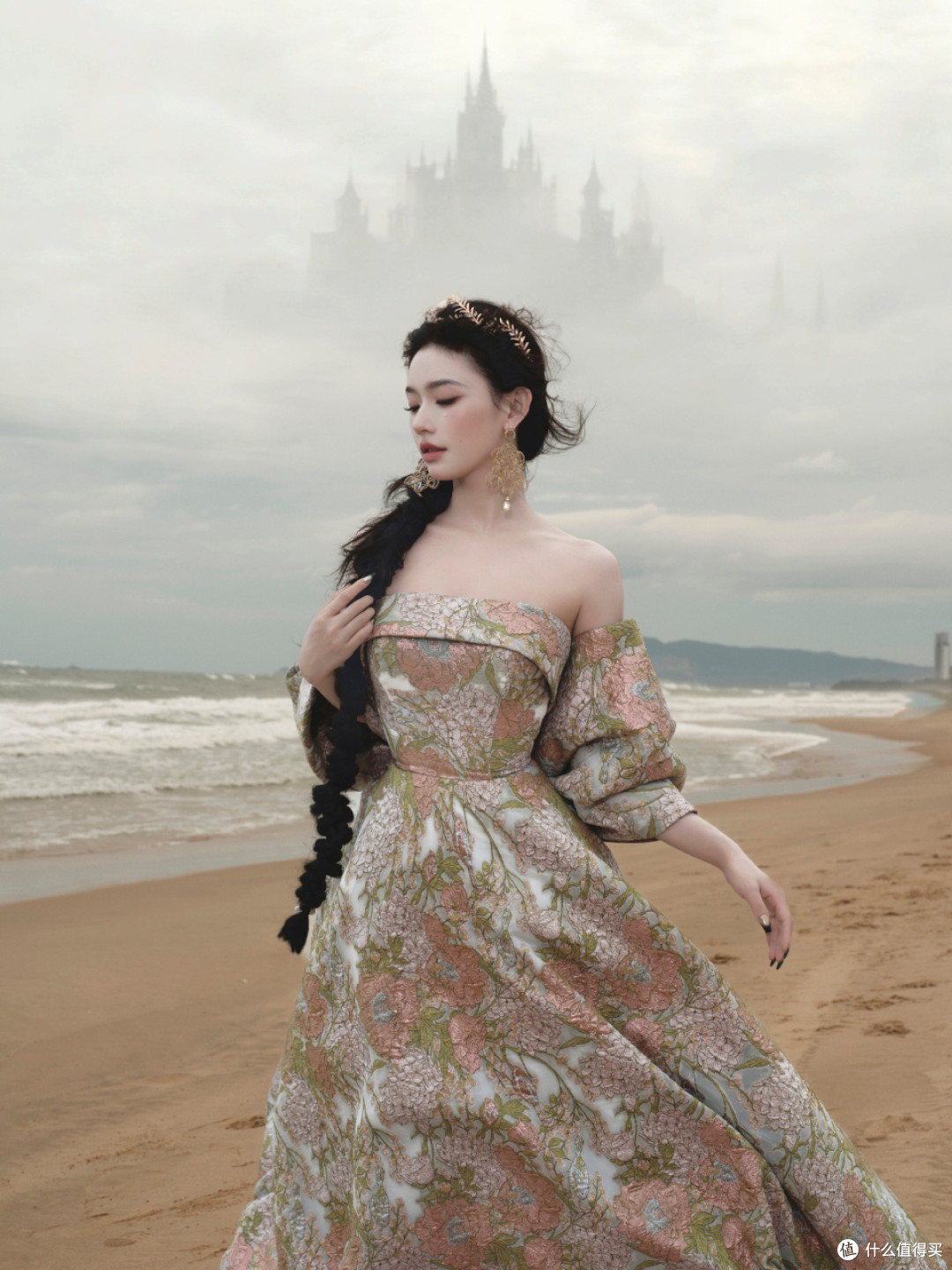 沙滩上的复古女神​，林允化身海洋公主，氛围感拉满