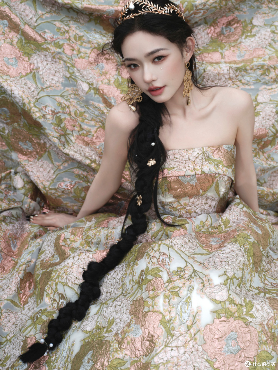 沙滩上的复古女神​，林允化身海洋公主，氛围感拉满