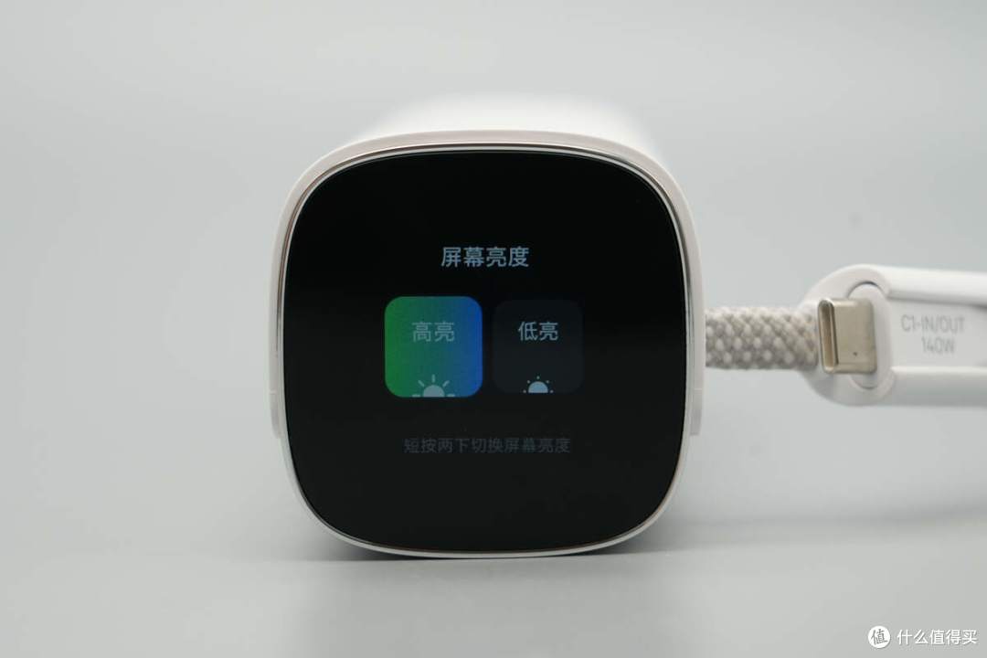 配备全彩高清智能屏,创维205W自带线快充移动电源拆解