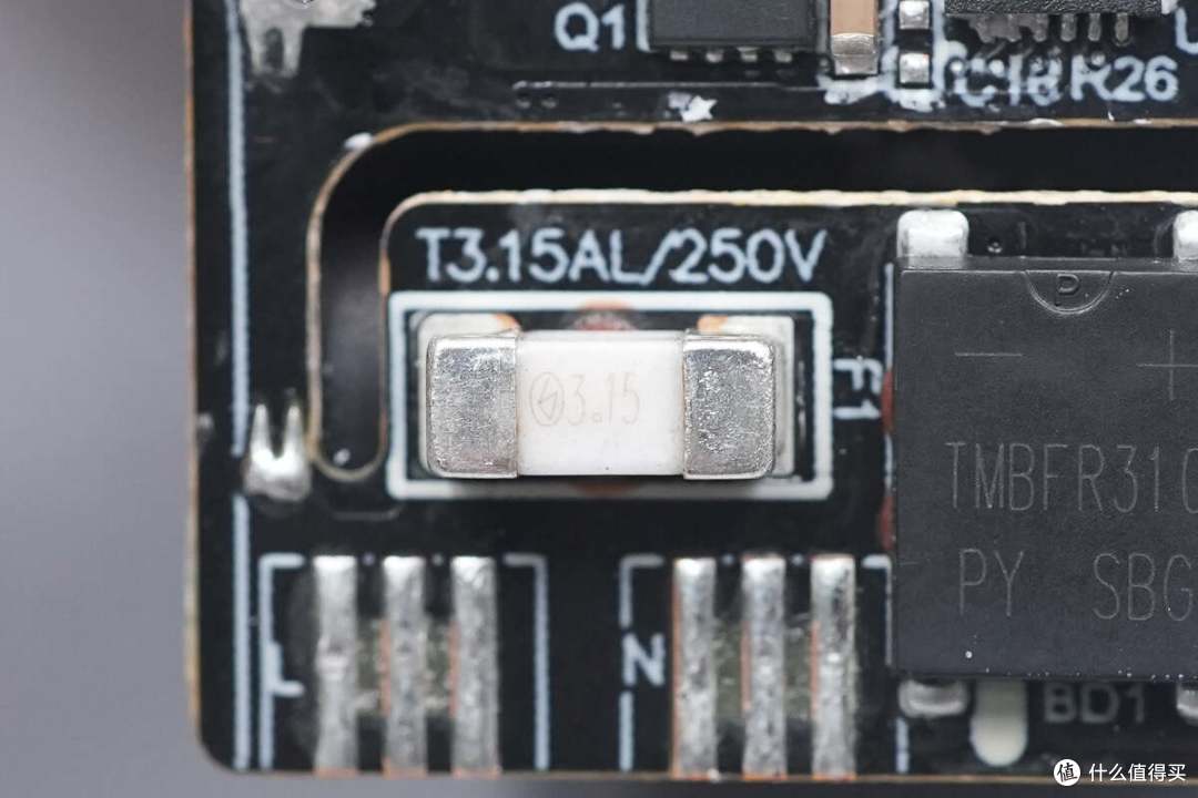 三围仅有32*32*32mm,小巧迷你,小米Nano 33W氮化镓充电器拆解