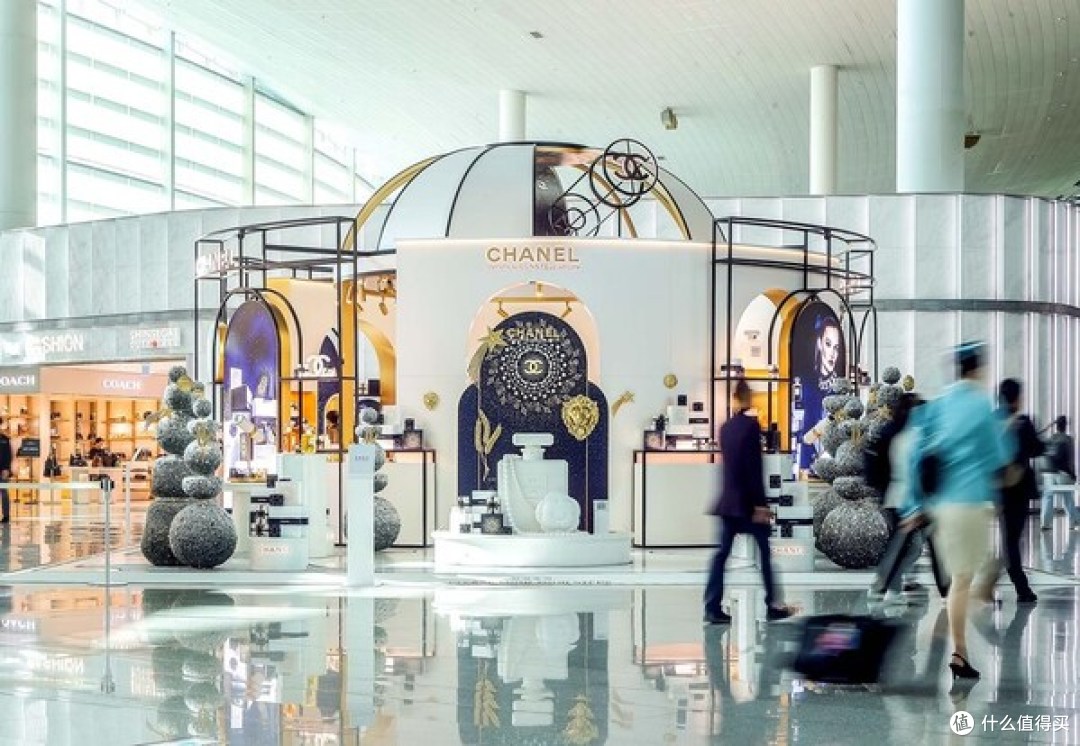 Shinsegae Duty Free Unveil Korea's First Holiday Pop-Up at Incheon Airport  with CHANEL N5