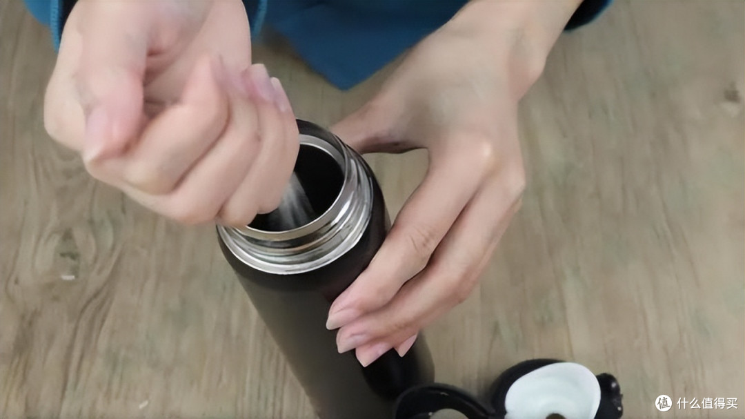 保温杯口太窄不好清洗?只需要一把大米,分分钟洗得干净如新!