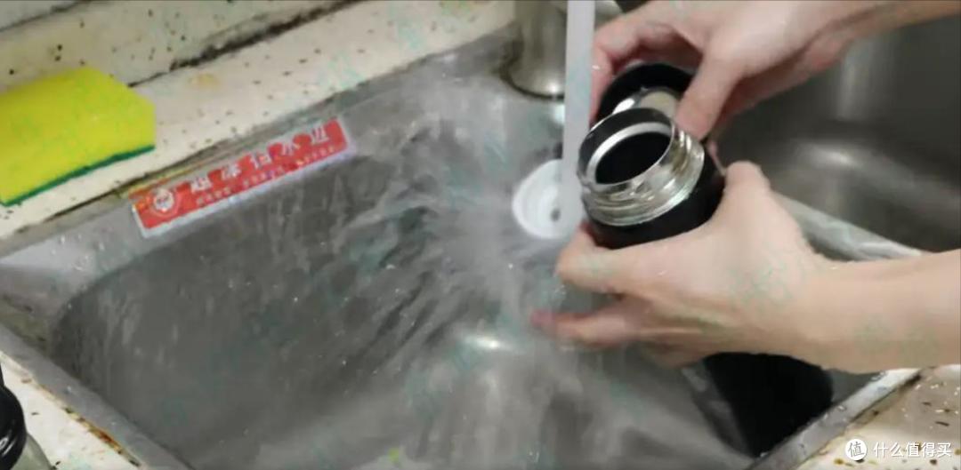 保温杯口太窄不好清洗?只需要一把大米,分分钟洗得干净如新!