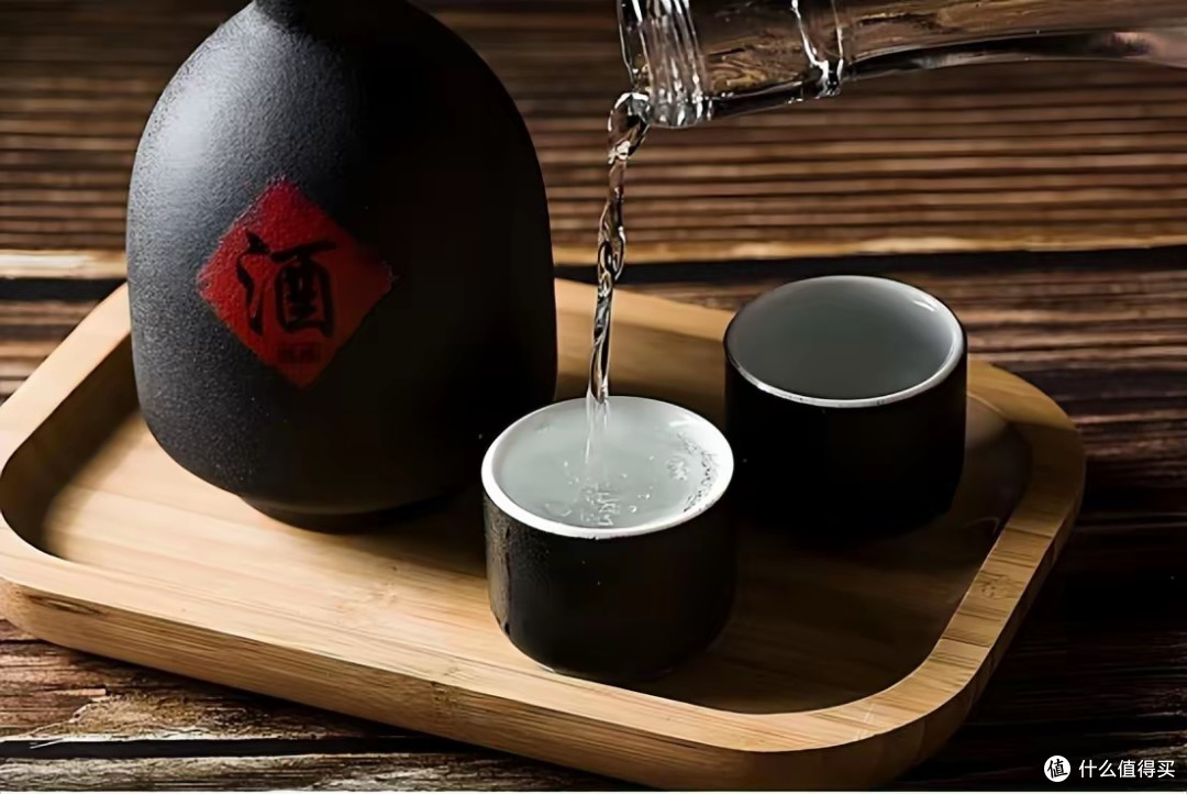 产量连跌8年,库存近400万吨!酒桌文化渐行渐远,白酒卖不动了?