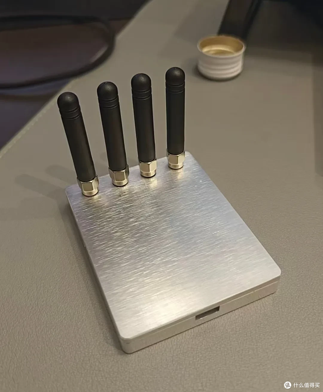 大神自制5G CPE设备，金属外壳+四天线设计，成品卖118块