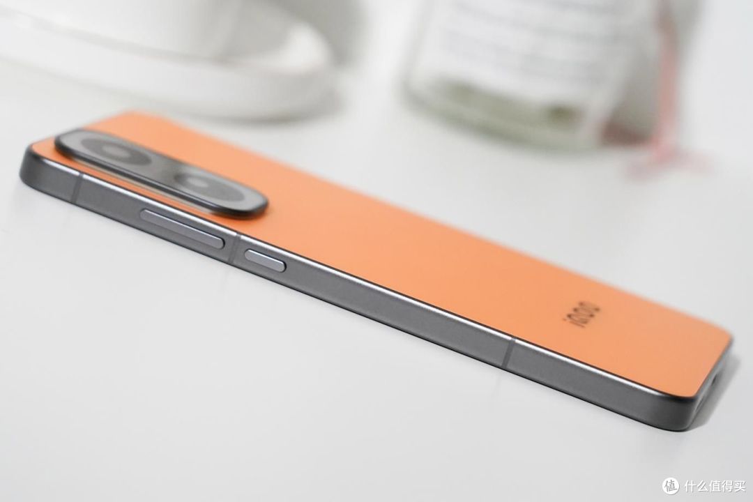 4K元内满配游戏旗舰!iQOO Neo11首发评测:双芯+2K直屏+7500mAh