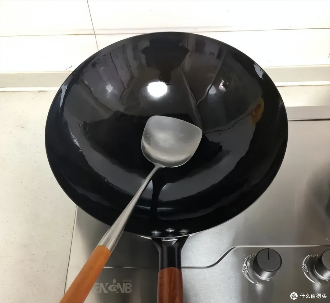 刚炒完菜的铁锅,别直接用凉水冲洗,多亏内行人的提醒,涨知识了