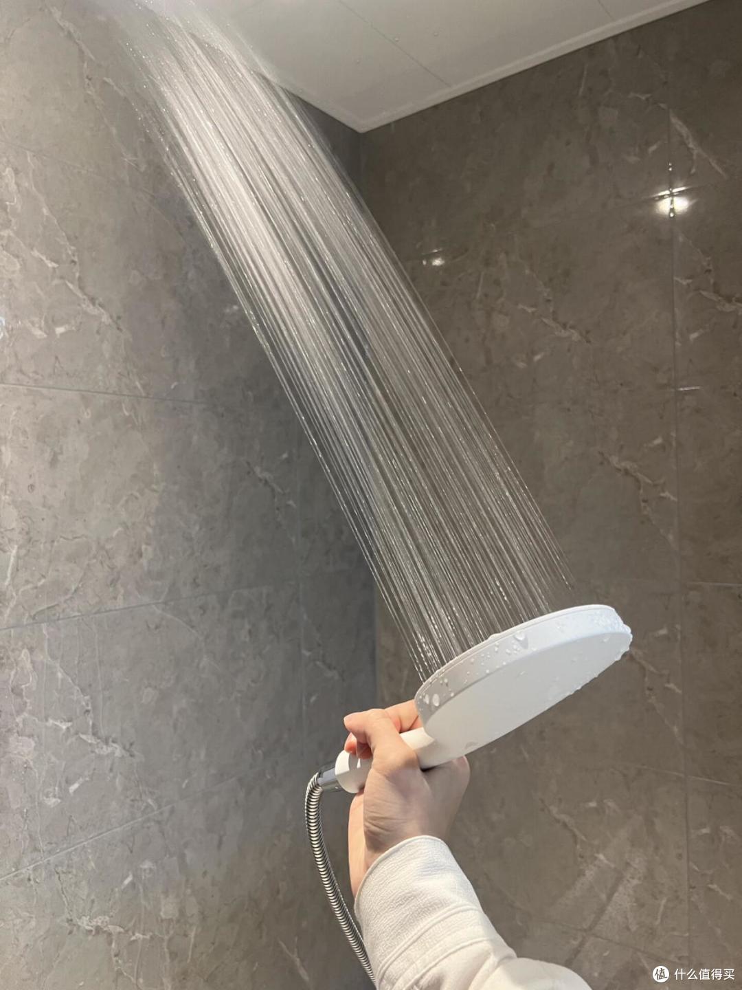 越来越多人家里不装电热水器了,现在流行装这种,实在太聪明了!