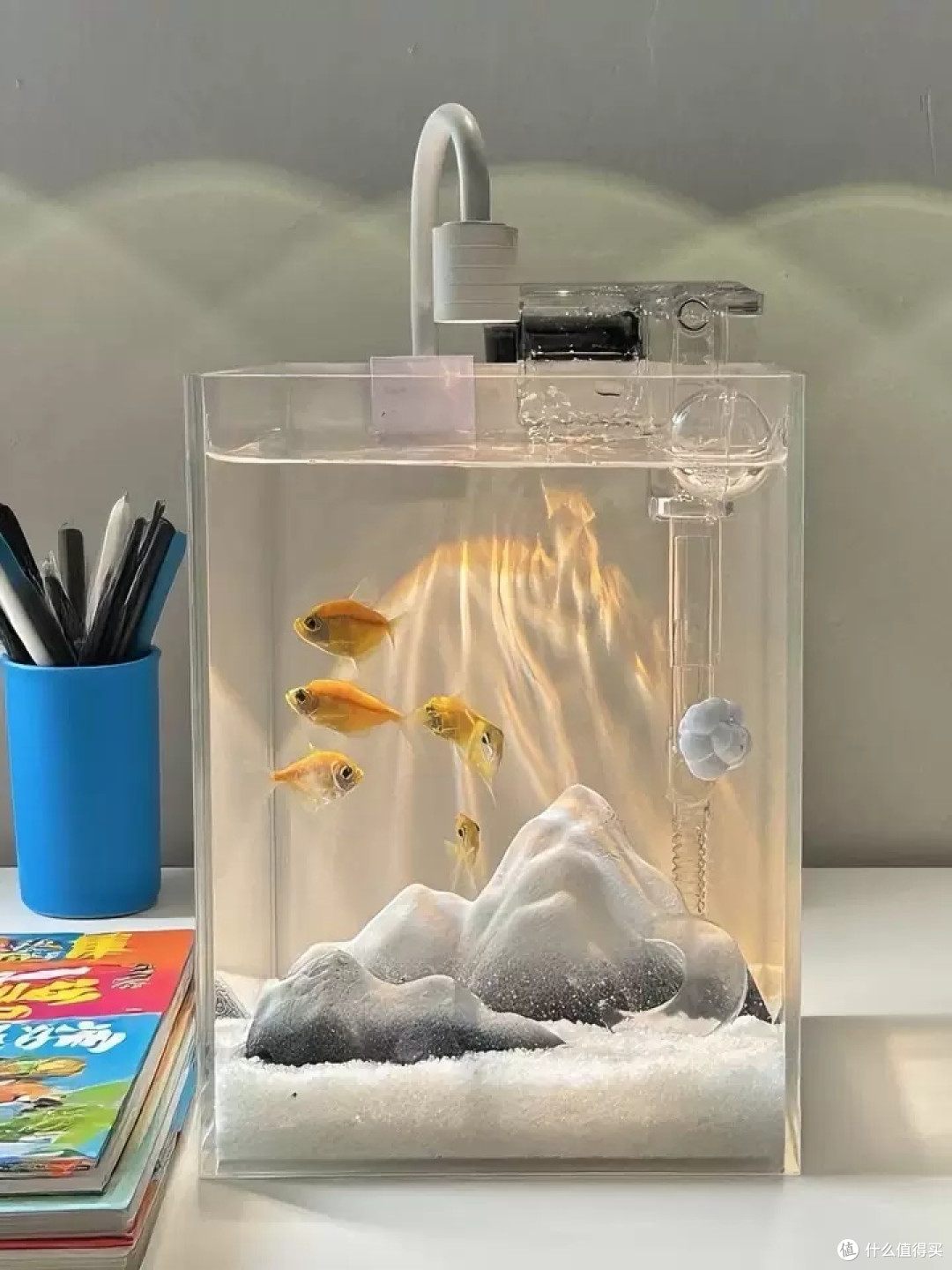 鱼缸装饰新潮流:“雪山鎏金”主题缸的治愈美学