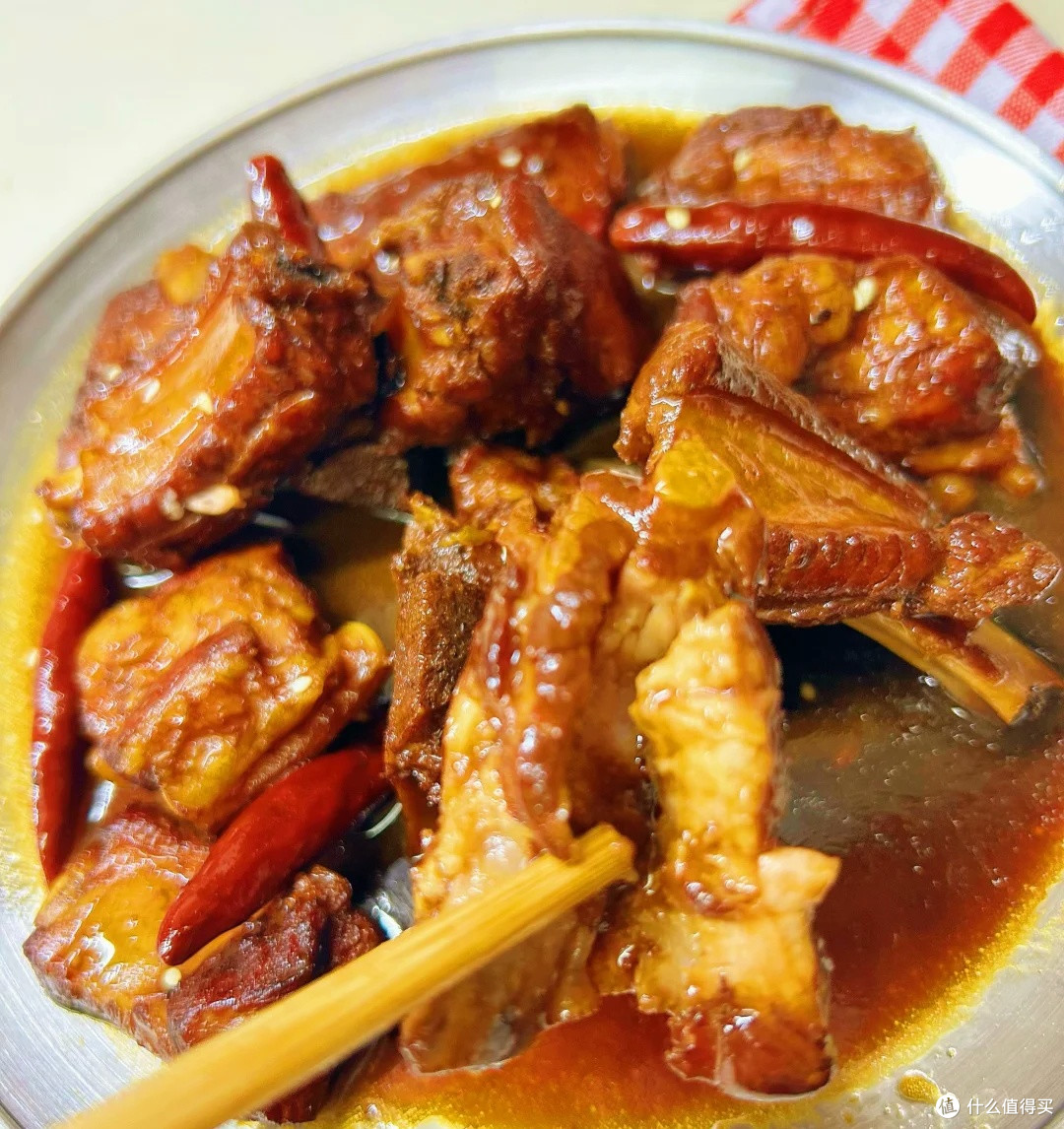 红烧排骨：色泽红亮肉质软糯