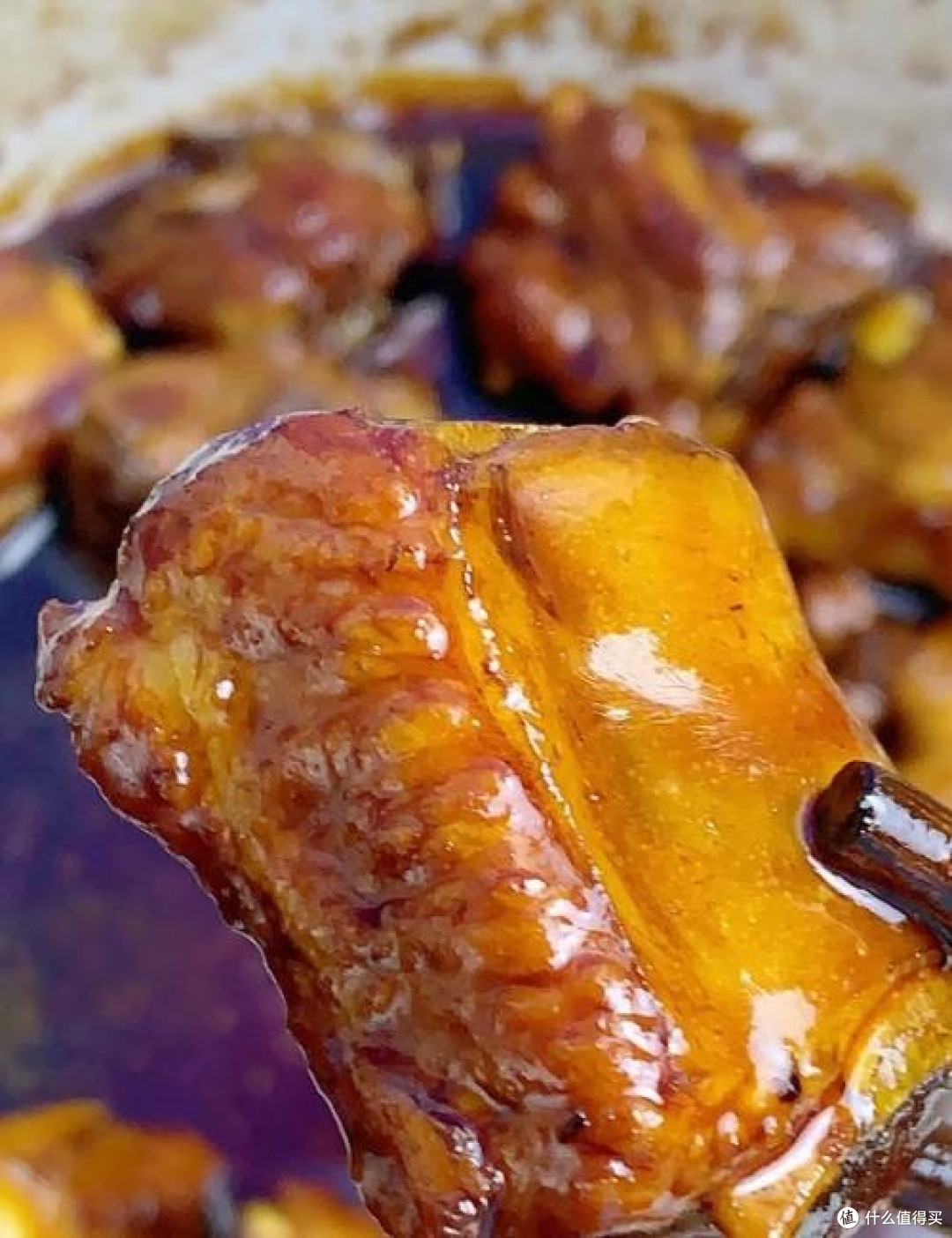红烧排骨：色泽红亮肉质软糯