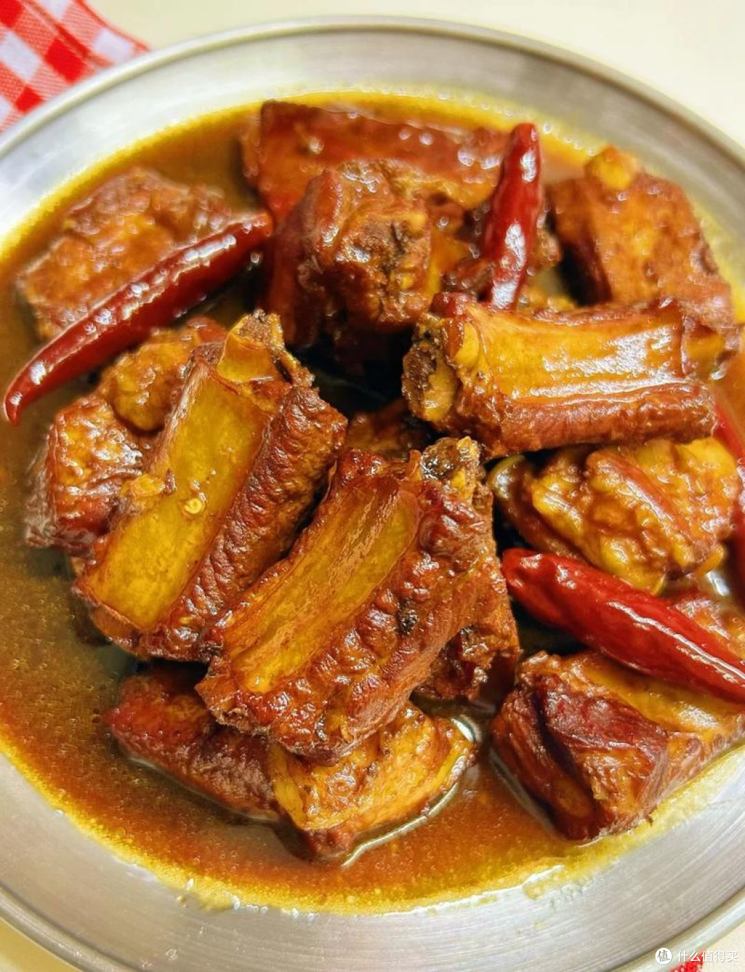 红烧排骨：色泽红亮肉质软糯