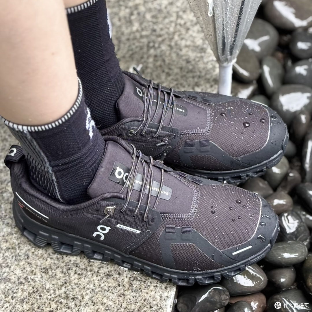 我的台风天好搭子:On Cloud 6 Waterproof,从容应对都市风雨