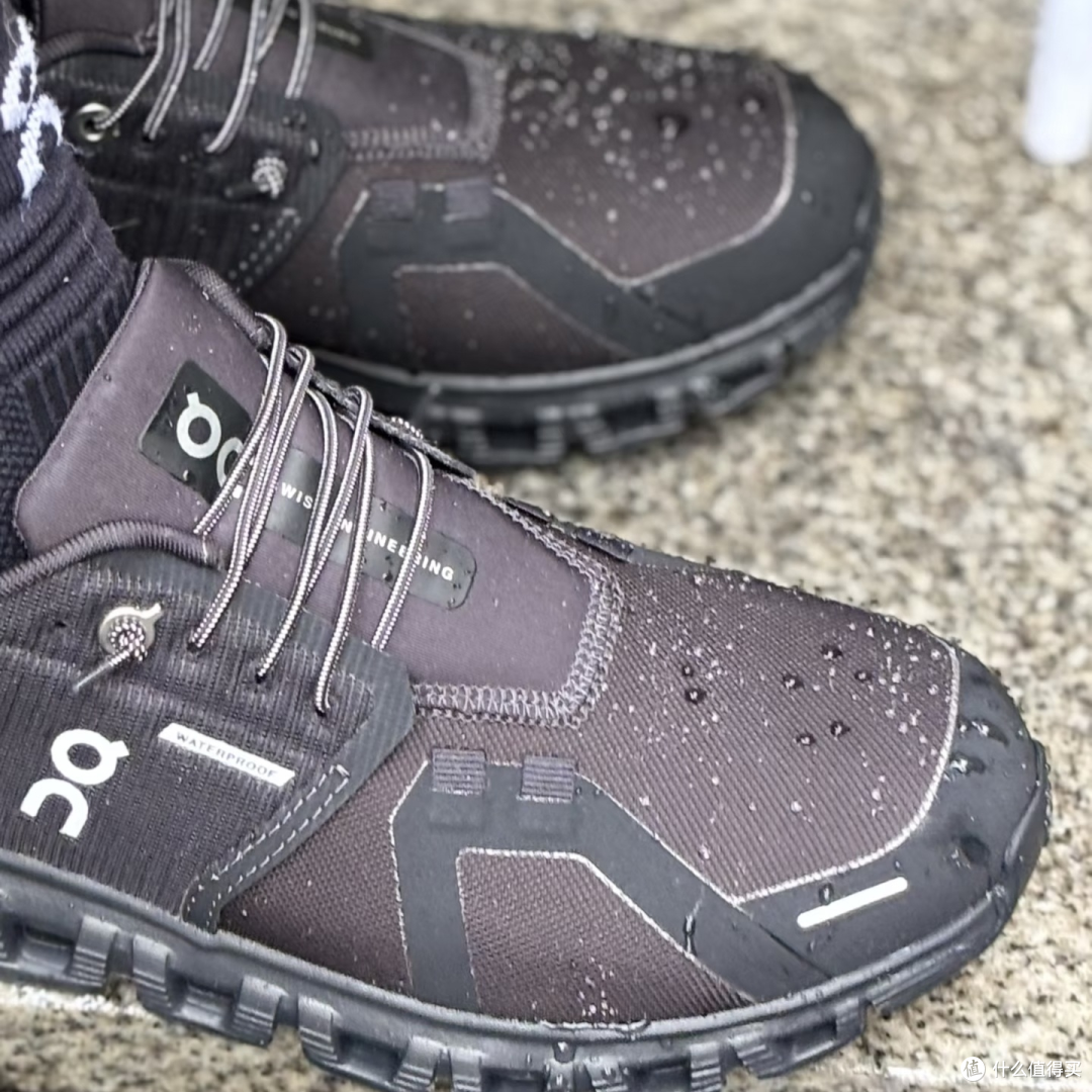 我的台风天好搭子:On Cloud 6 Waterproof,从容应对都市风雨