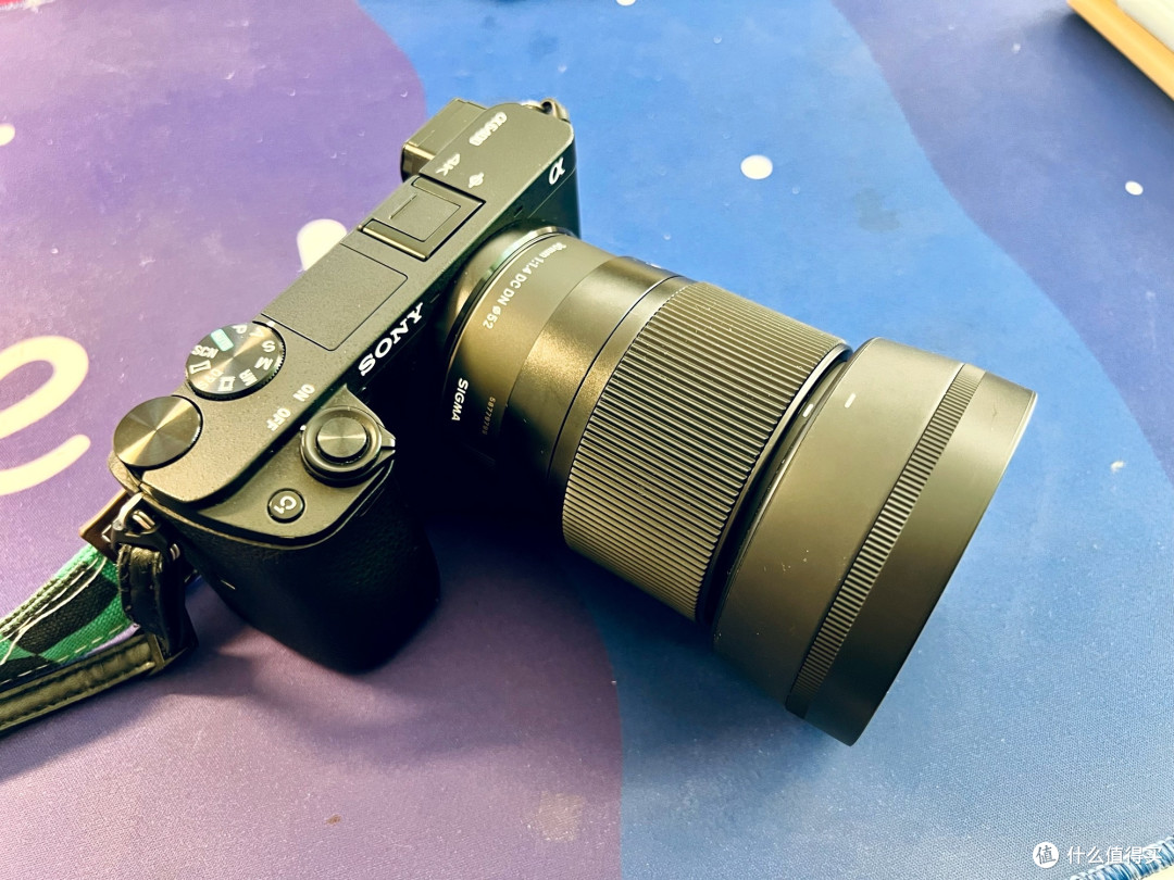 适马30mm F1.4：半画幅相机的理想选择