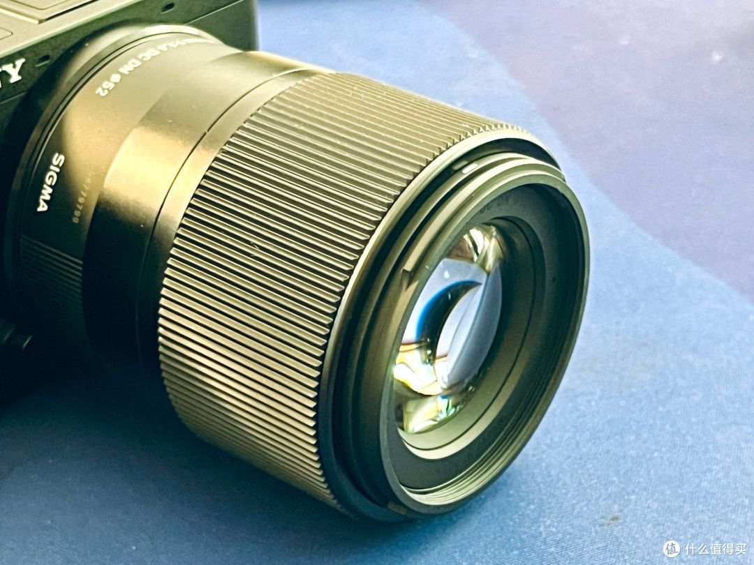 适马30mm F1.4：半画幅相机的理想选择