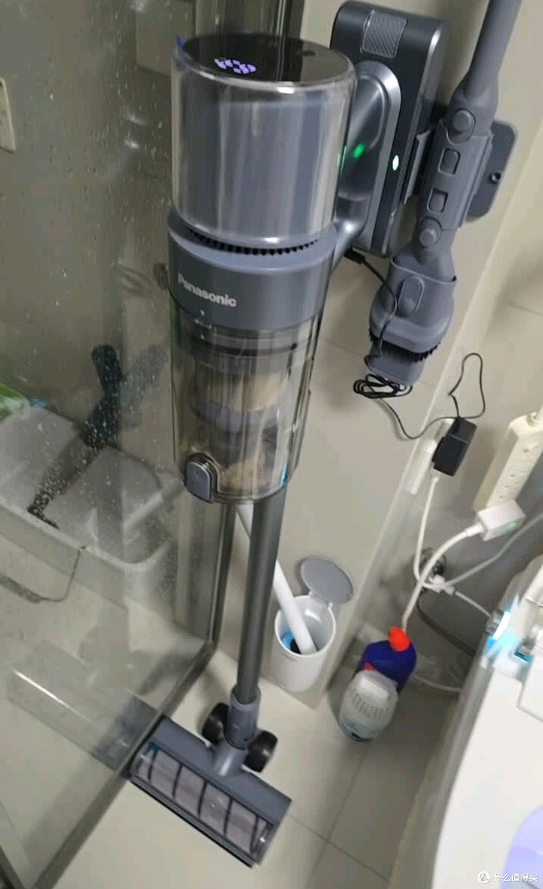 清洁电器晒后购:松下(Panasonic)自集尘无线手持吸尘器