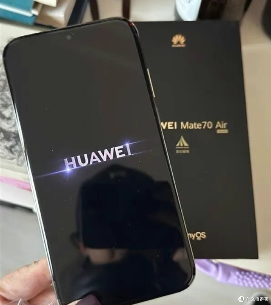 华为Mate70 Air真机首曝！轻薄大宽屏，这设计好看吗？