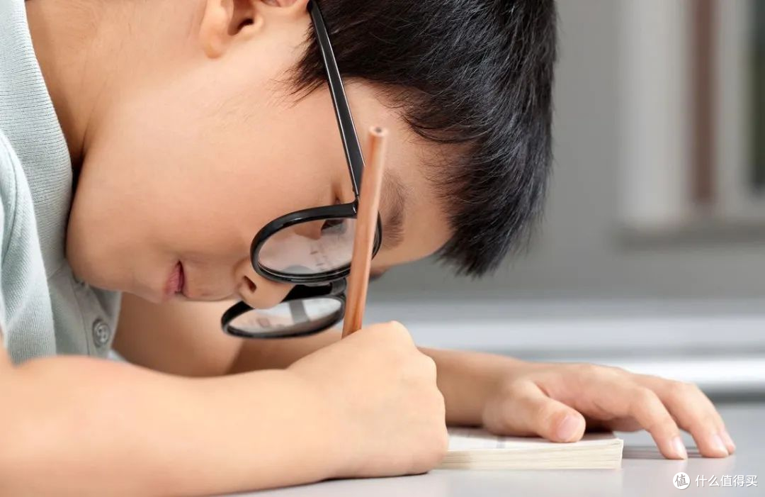 孩子写作业时频繁揉眼，自己说“没事”，但调节力早就开始疲劳