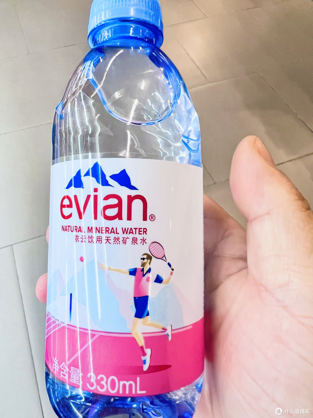 旅游带依云330ml小瓶装,轻便补水还健康,太香了!