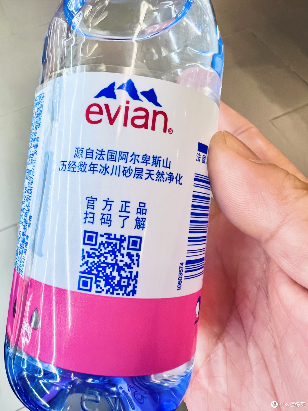 旅游带依云330ml小瓶装,轻便补水还健康,太香了!