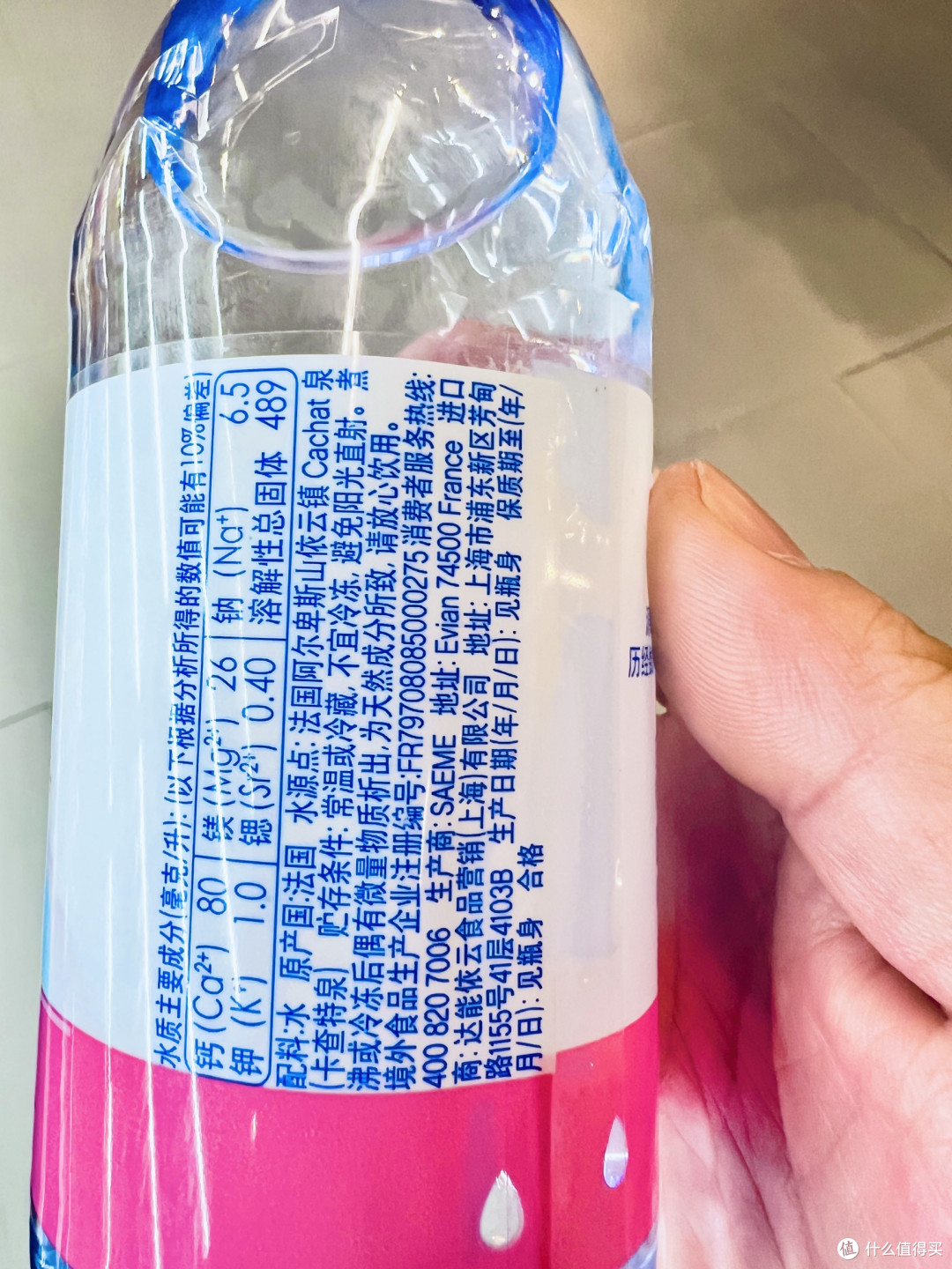 旅游带依云330ml小瓶装,轻便补水还健康,太香了!