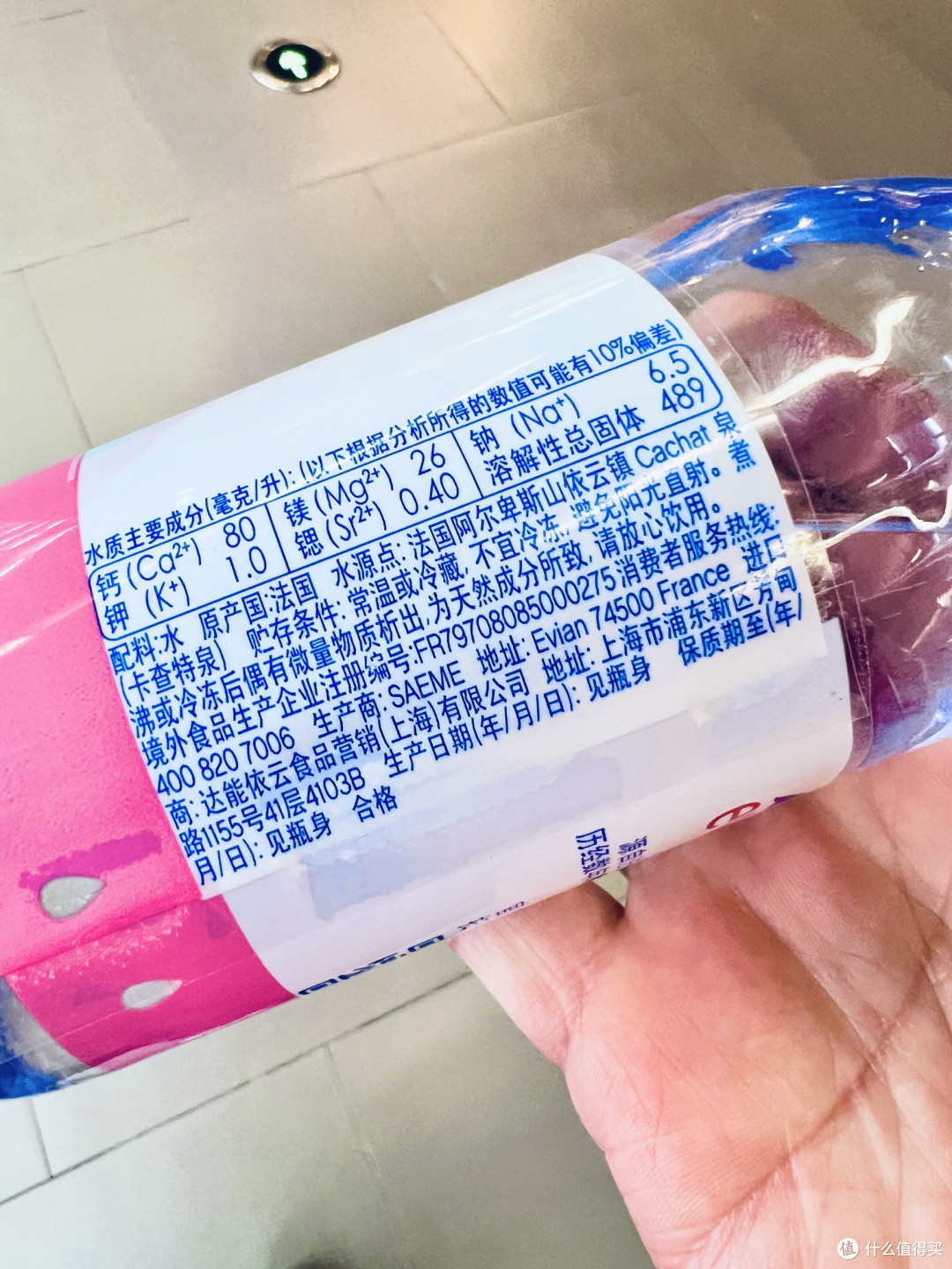 旅游带依云330ml小瓶装,轻便补水还健康,太香了!
