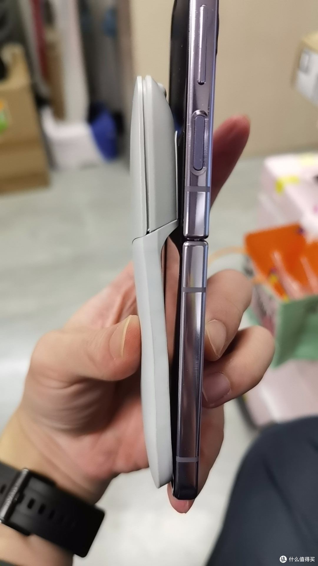 微软Arc四代鼠标：超薄折叠的便携办公利器
