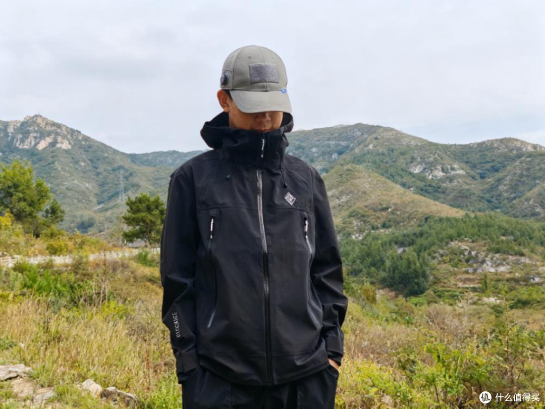 风雨皆无惧,暖感随身行:黑冰御山者冲锋衣
