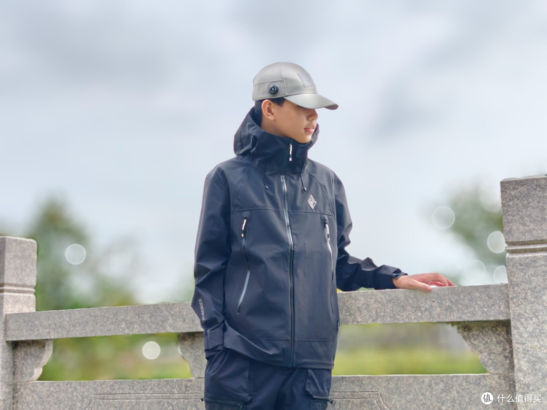 风雨皆无惧,暖感随身行:黑冰御山者冲锋衣