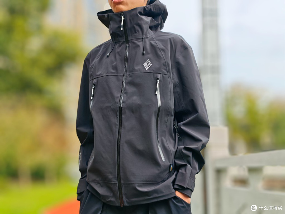 风雨皆无惧,暖感随身行:黑冰御山者冲锋衣