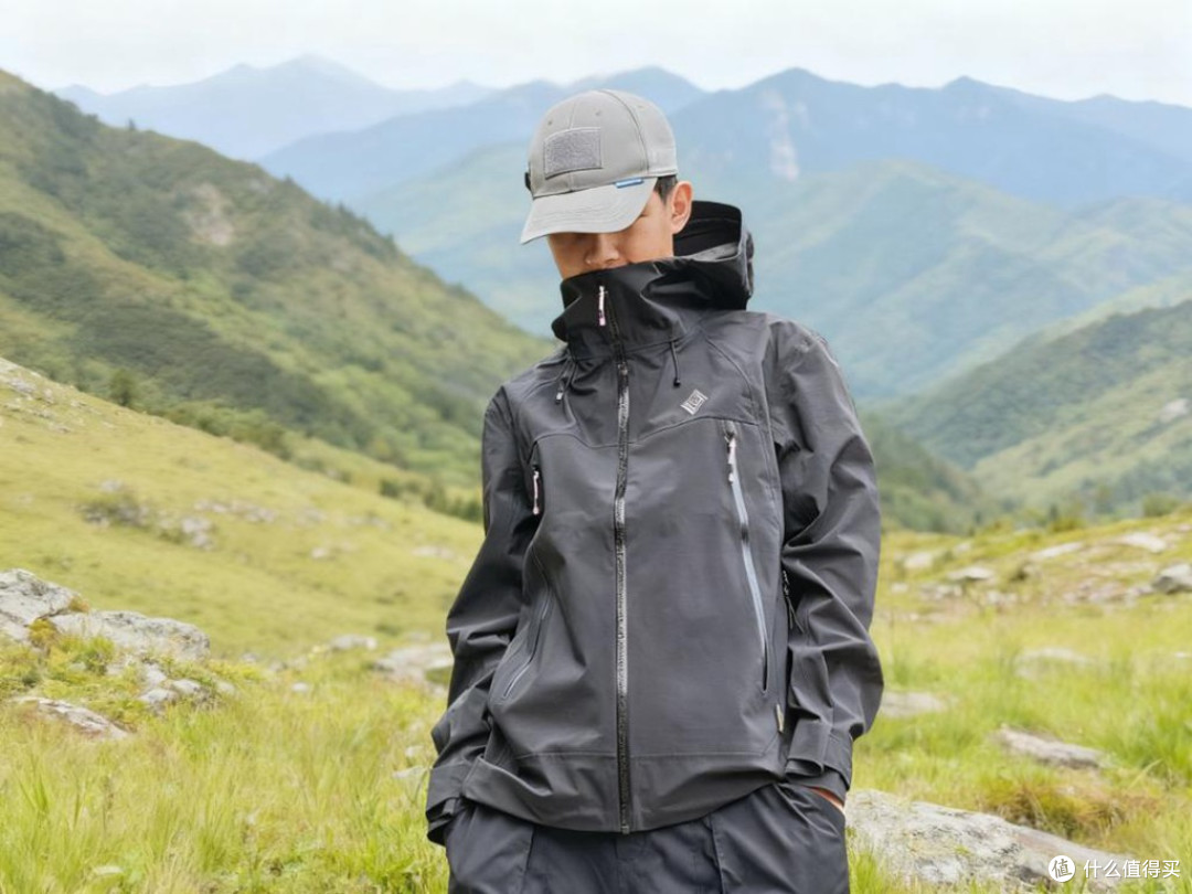 风雨皆无惧,暖感随身行:黑冰御山者冲锋衣